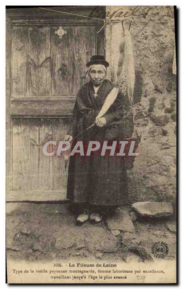 CPA Folklore La fileuse de laine Type de la vieille paysanne montagnarde