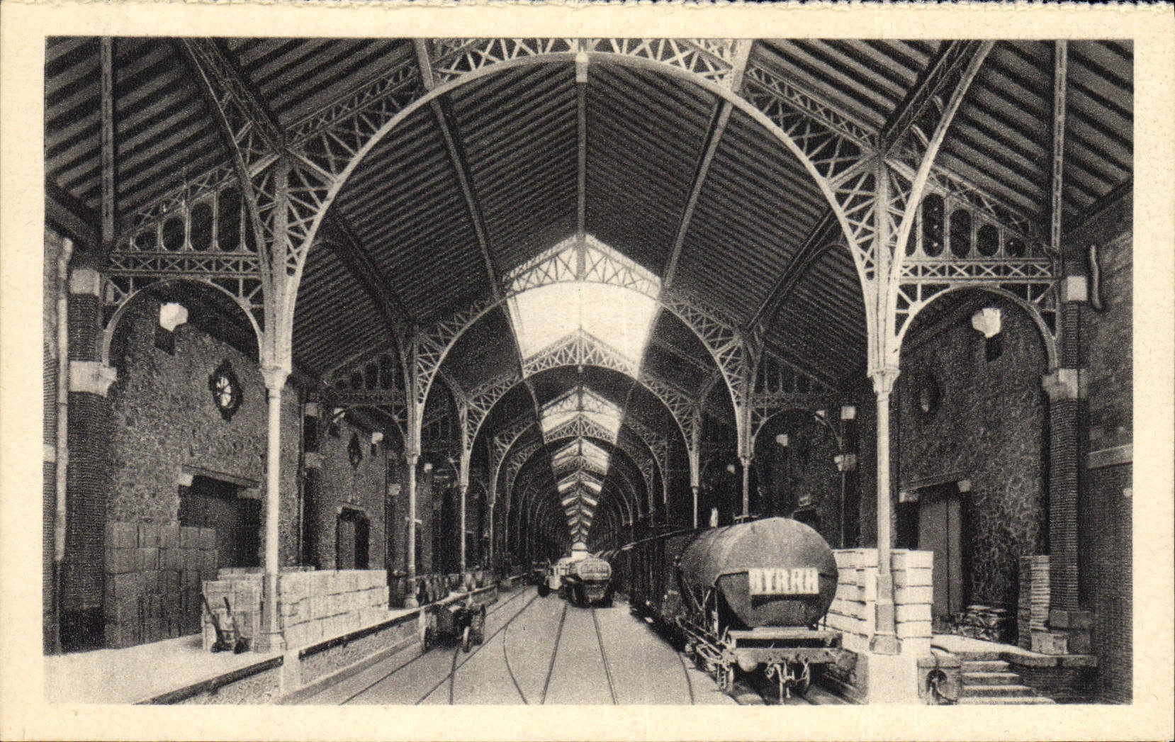 CPA Publicite Chais de Byrrh a Thuir Le grand hall