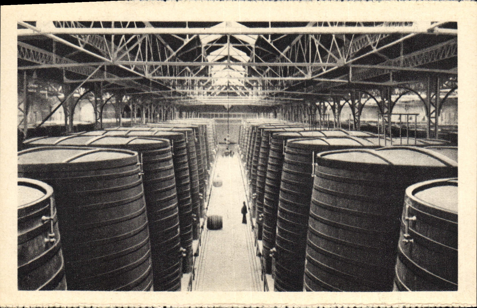 CPA Publicite Chais de Byrrh a Thuir Six rangees de cuves