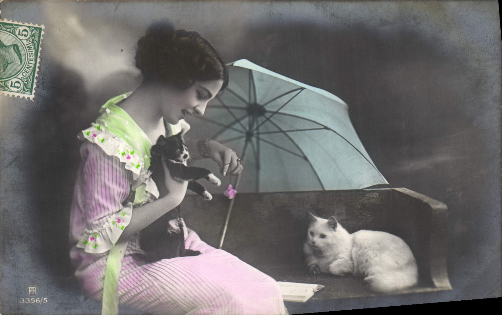 Jeune femme avec deux chats — scène intérieure — éditeur R, n° 3356/5