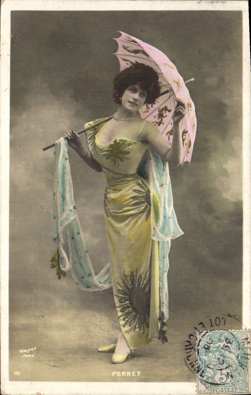 Femme en robe jaune à motif soleil — avec parapluie rose — éditée par Walery, Paris, n° 107