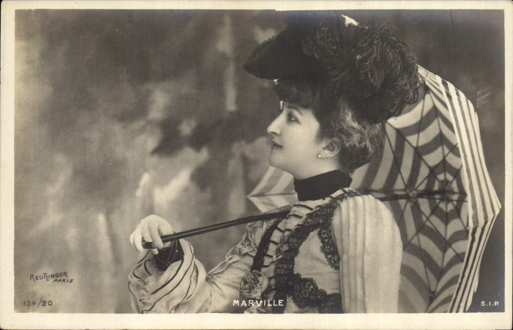 Marville — femme en chapeau et parapluie rayé — Reutinger Paris, n° 134/20