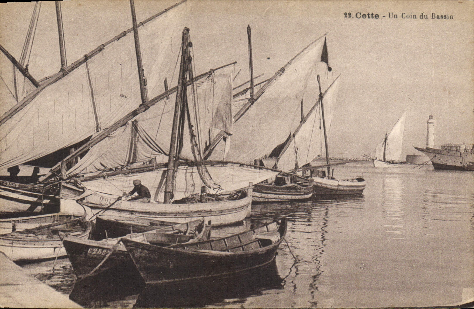 CPA Phare Cette Un coin du bassin Bateaux