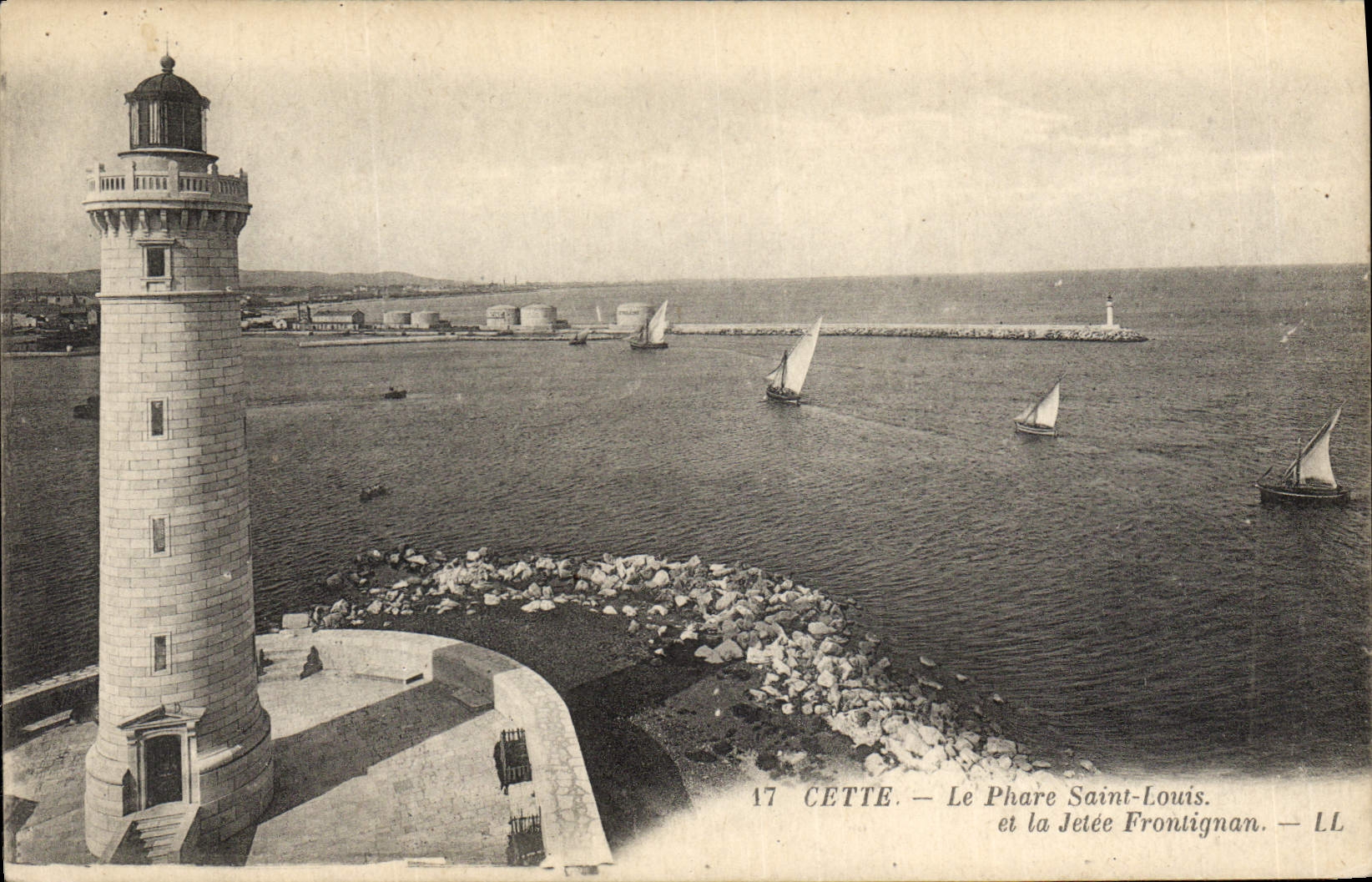 CPA Phare Saint louis et la jetee Frontignan Cette Bateaux