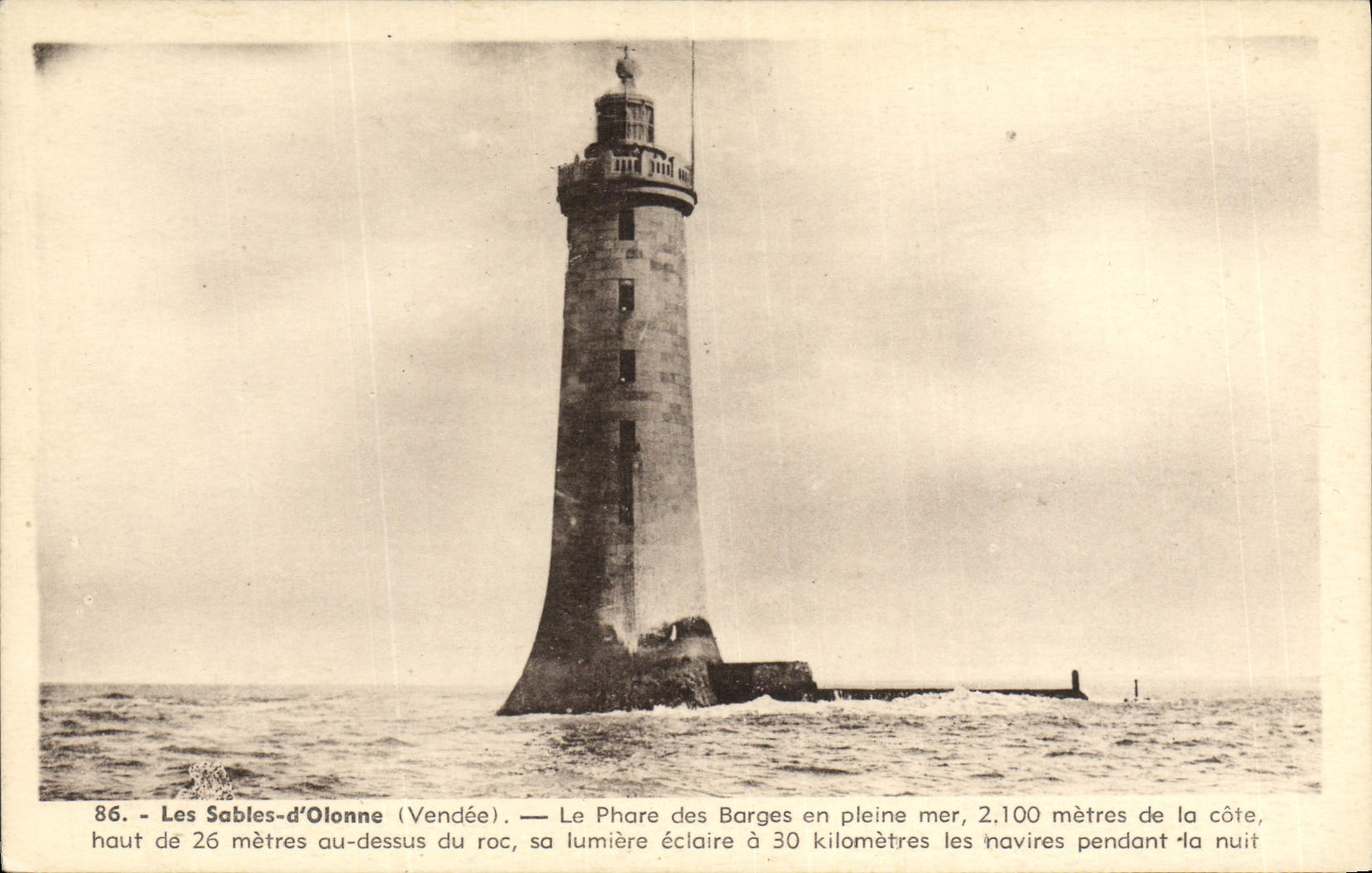 CPA Phare Les Sables d'Olonne Le phare des barges en pleine mer