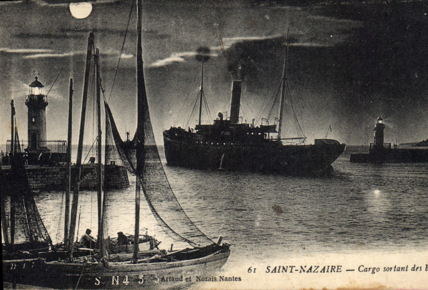 CPA Phare Saint Nazaire Cargo sortant des bassins Bateau