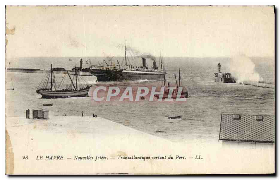 CPA Phare Le Havre Nouvelles jetees Transatlantique dans le port Bateaux