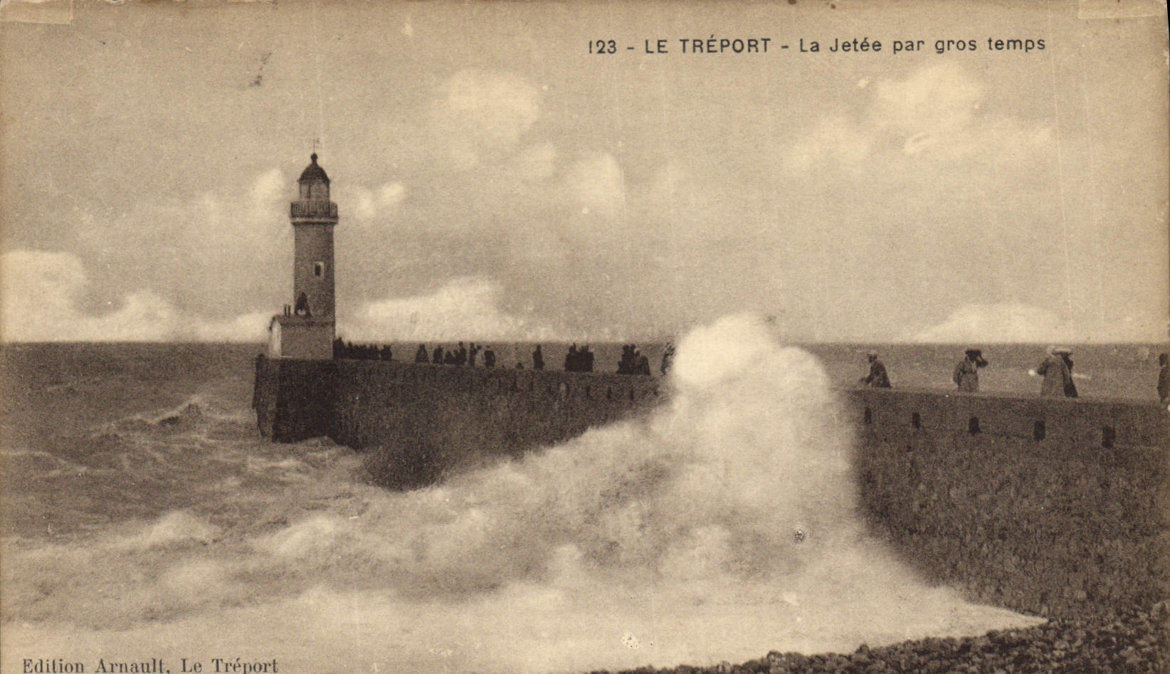 CPA Phare Le Treport La jetee par gros temps