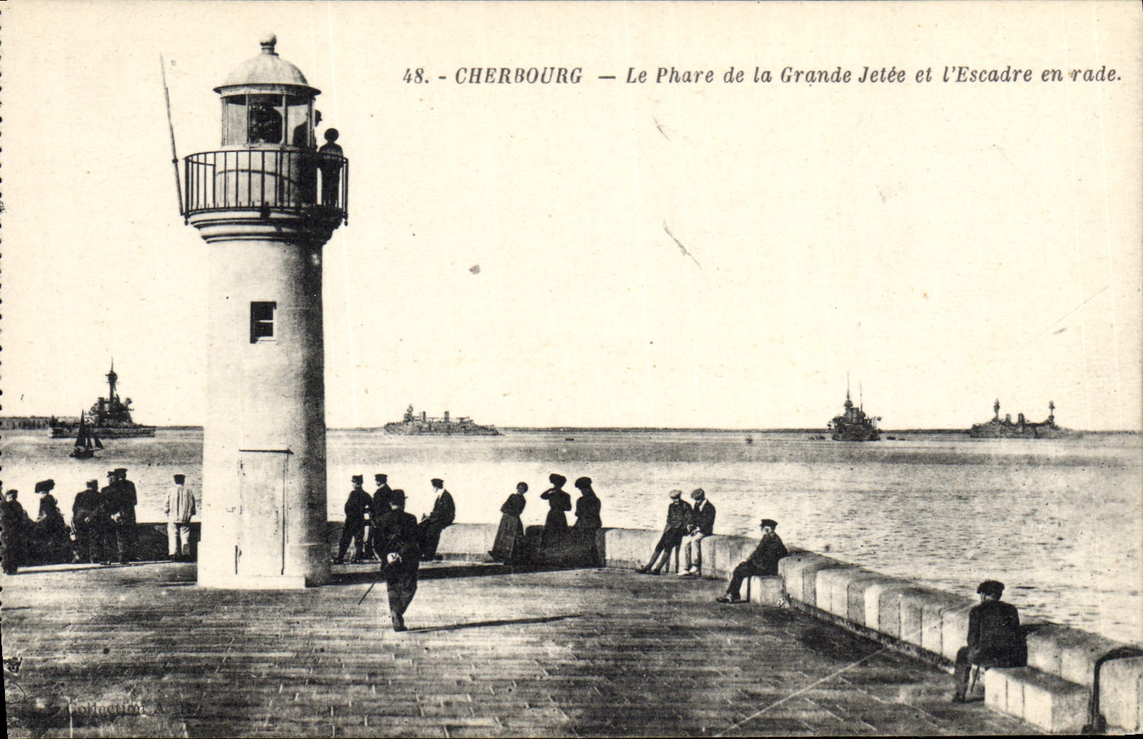CPA Phare Cherbourg Le phare de la grande jetee et l'escadre en rade Bateaux