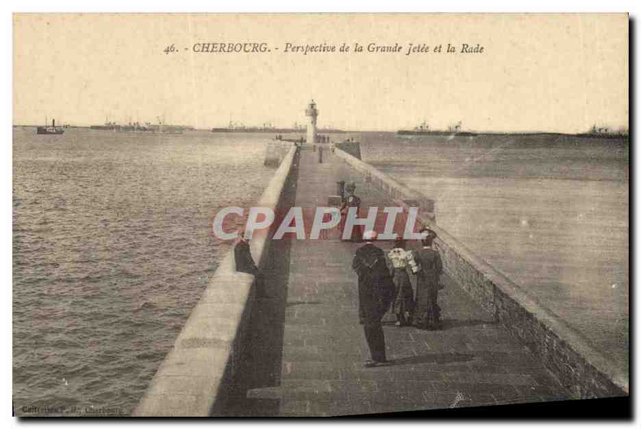 CPA Phare Cherbourg Perpective de la grande jetee de la rade Bateaux