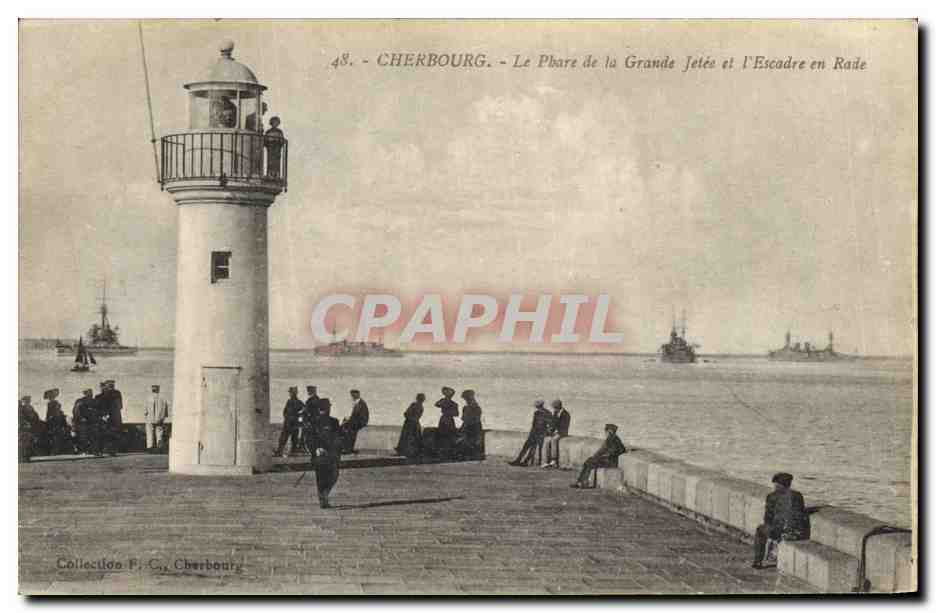 CPA Phare Cherbourg Le phare de la grande jetee et l'escadre en rade Bateaux