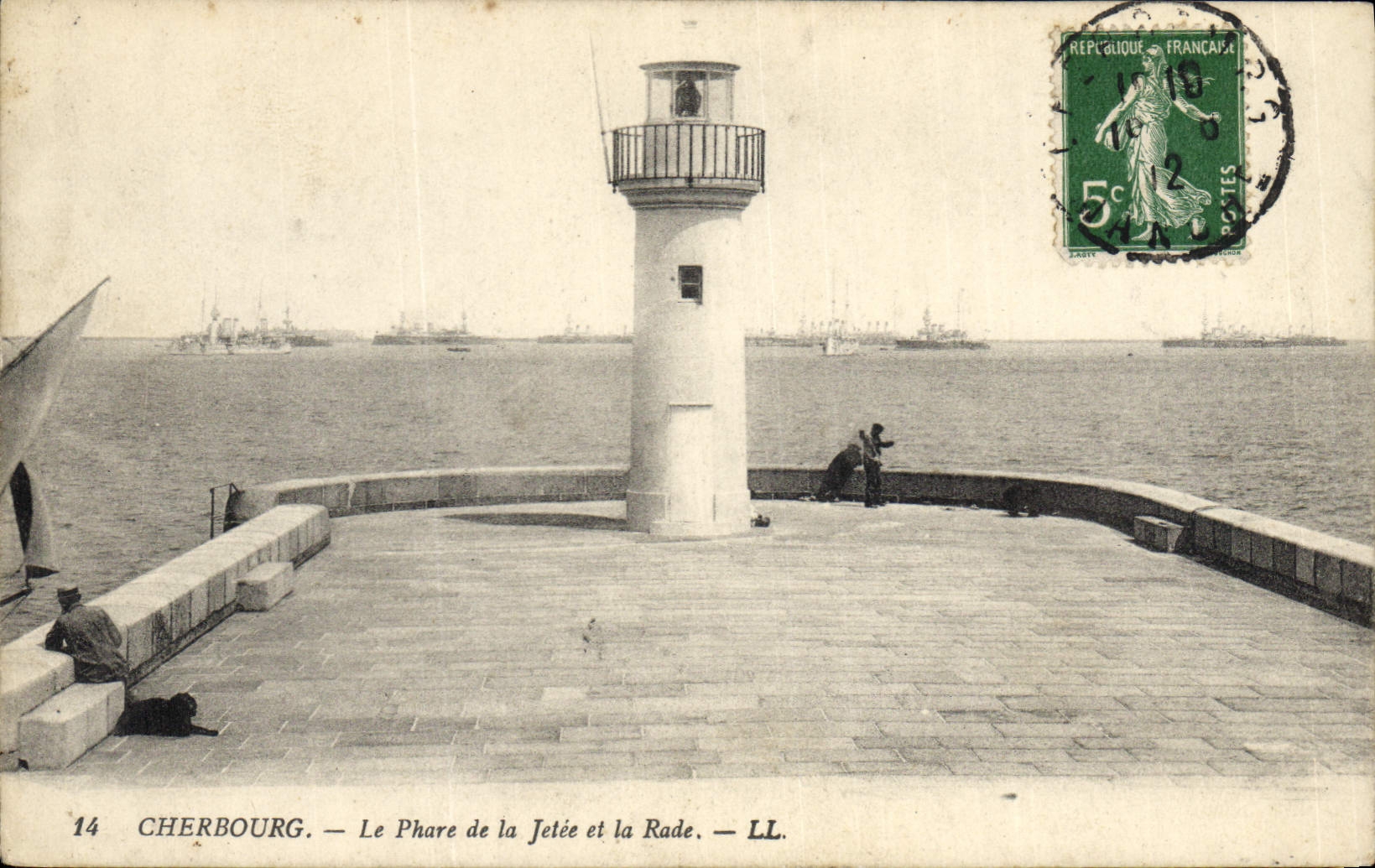 CPA Phare Cherbourg Le phare de la jetee et la rade Bateaux