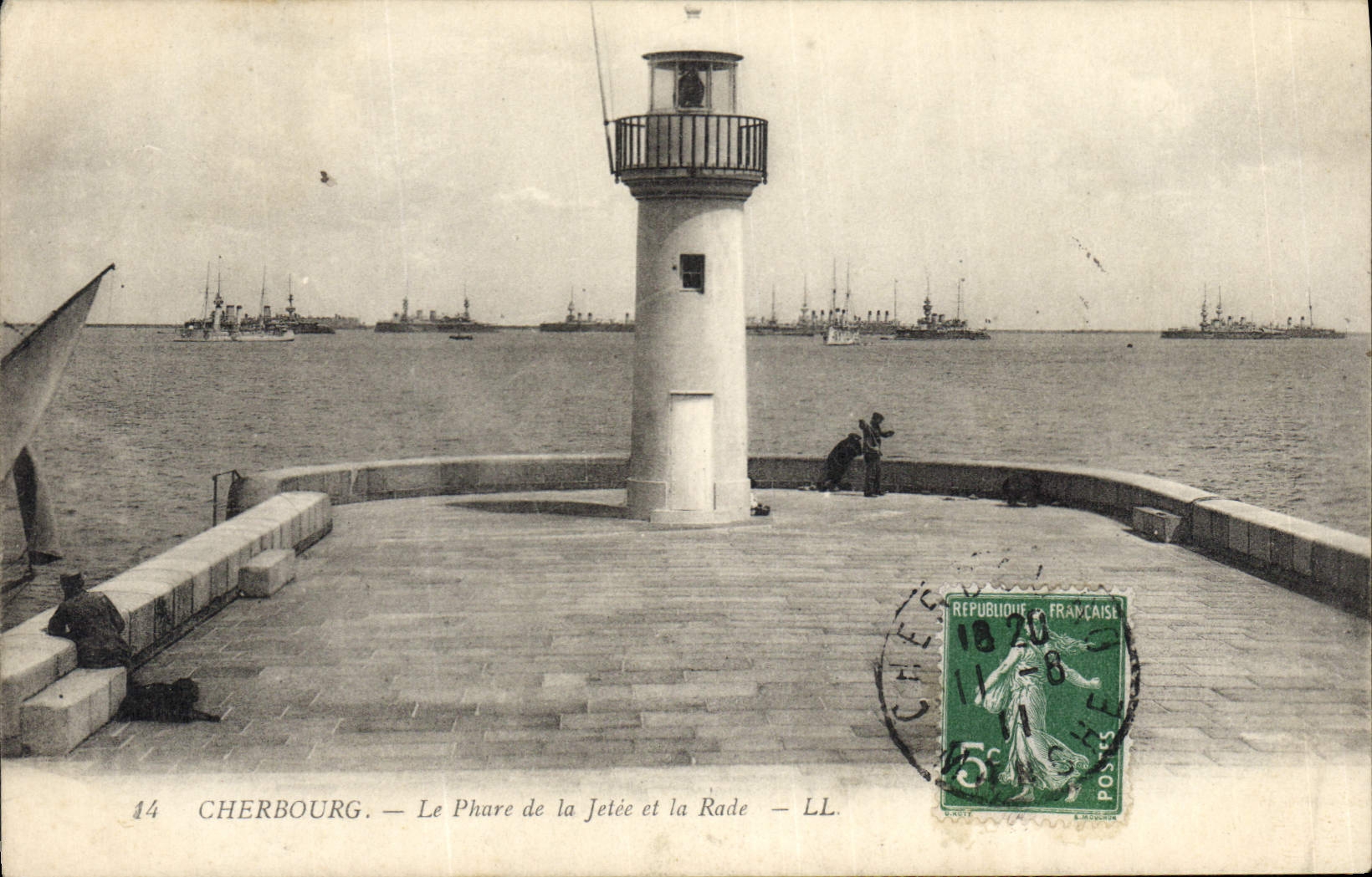 CPA Phare Cherbourg Le phare de la jetee et la rade Bateaux 