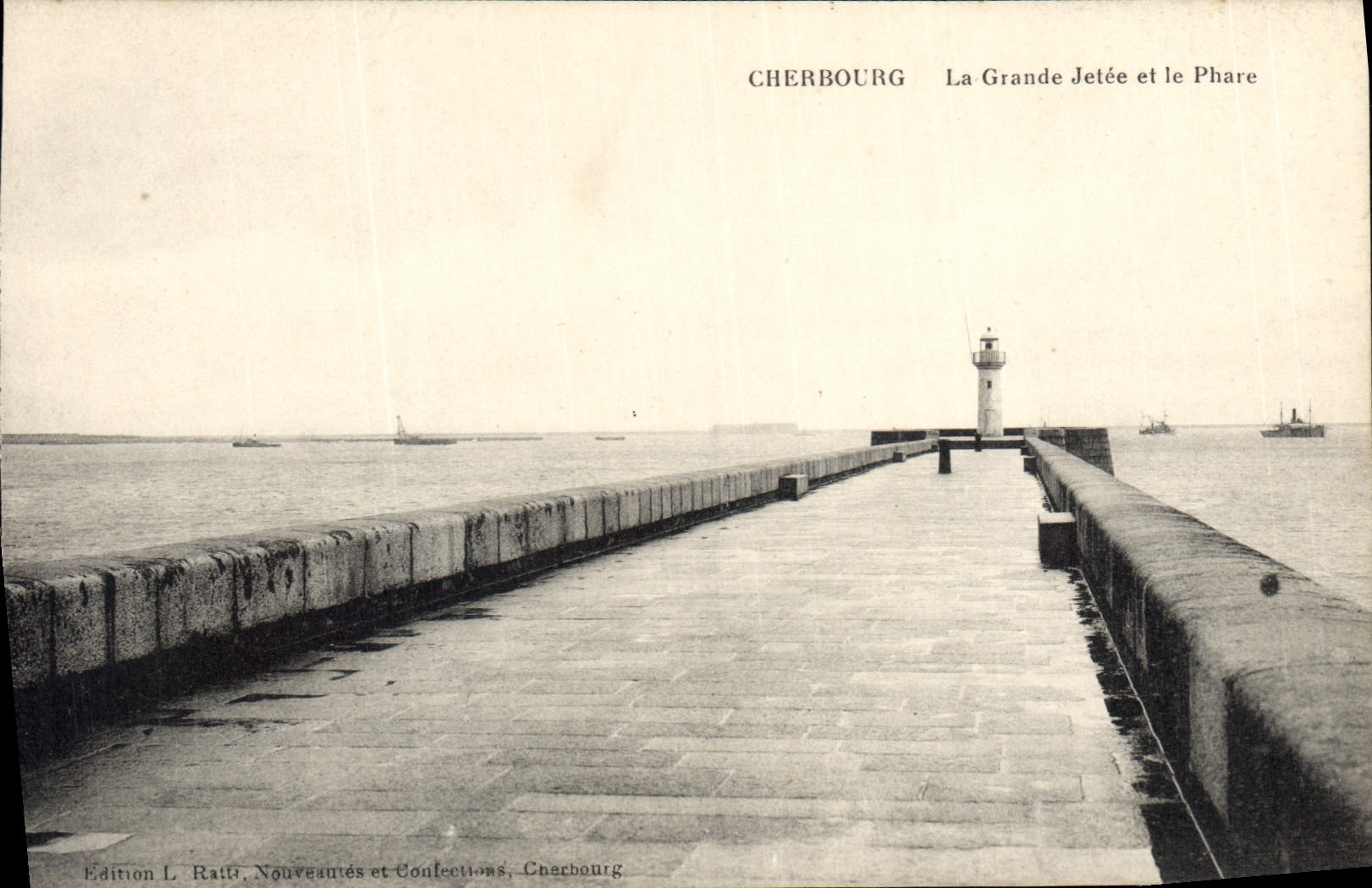 CPA Phare Cherbourg La grande jetee et le phare Bateaux