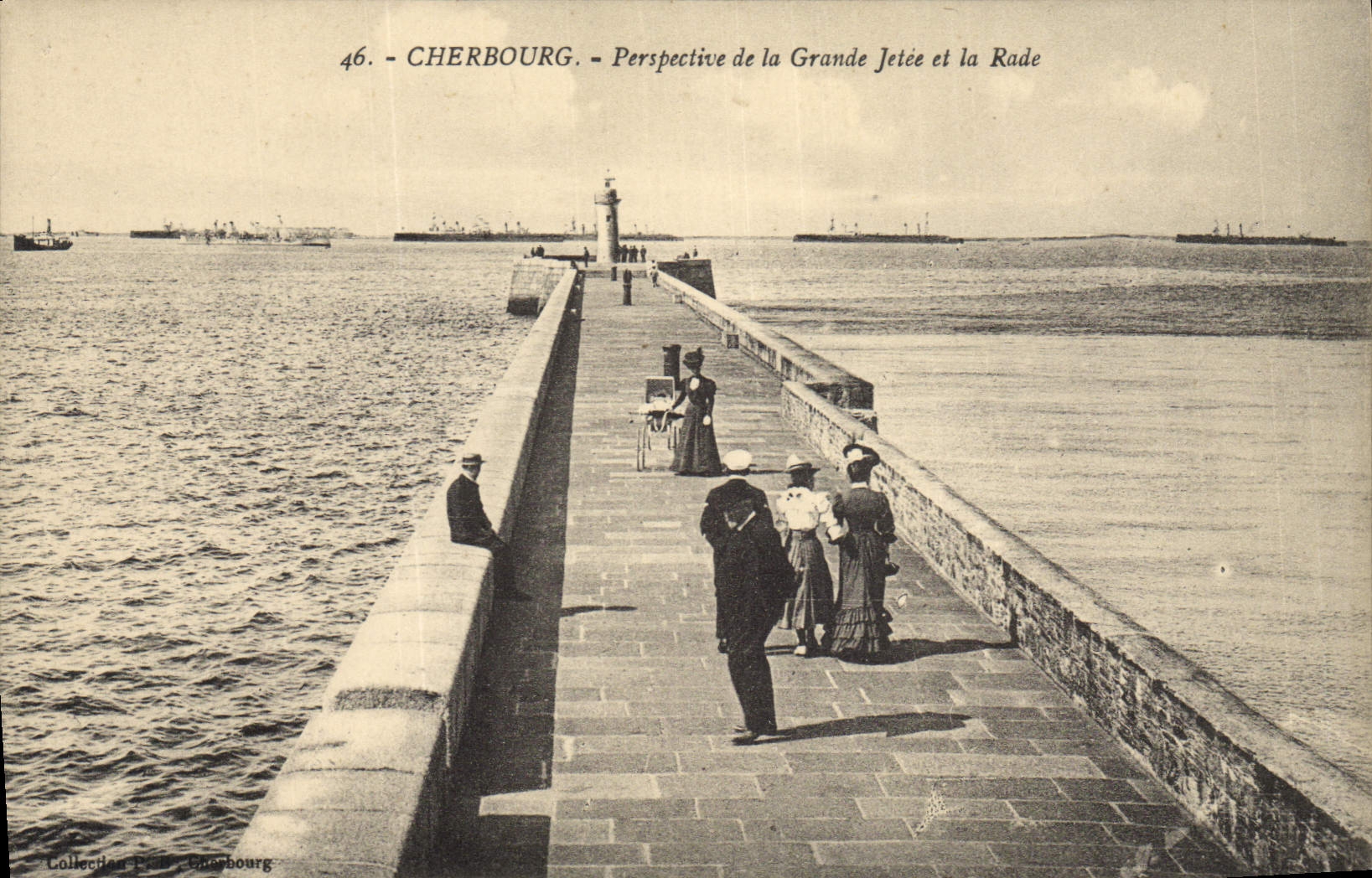 CPA Phare Cherbourg Perspective de la grande jetee et la rade Bateaux