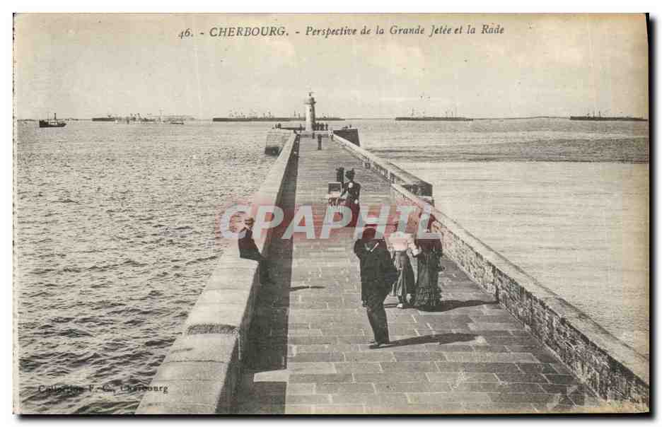 CPA Phare Cherbourg Perspective de la grande jetee et la rade Bateaux