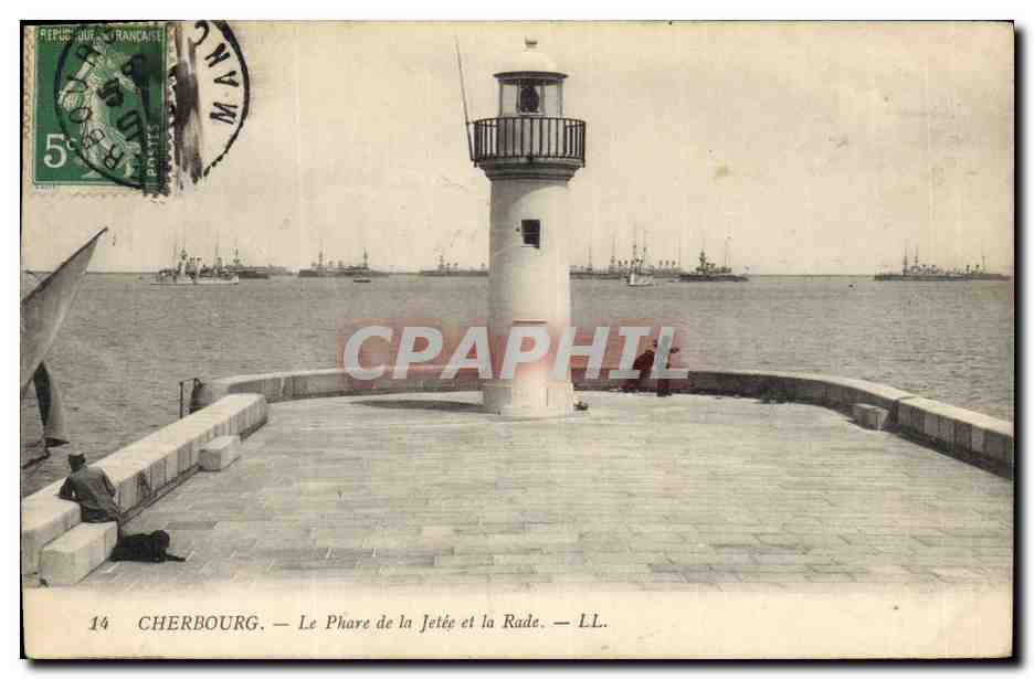 CPA Phare Cherbourg Le phare de la jetee et la rade Bateaux