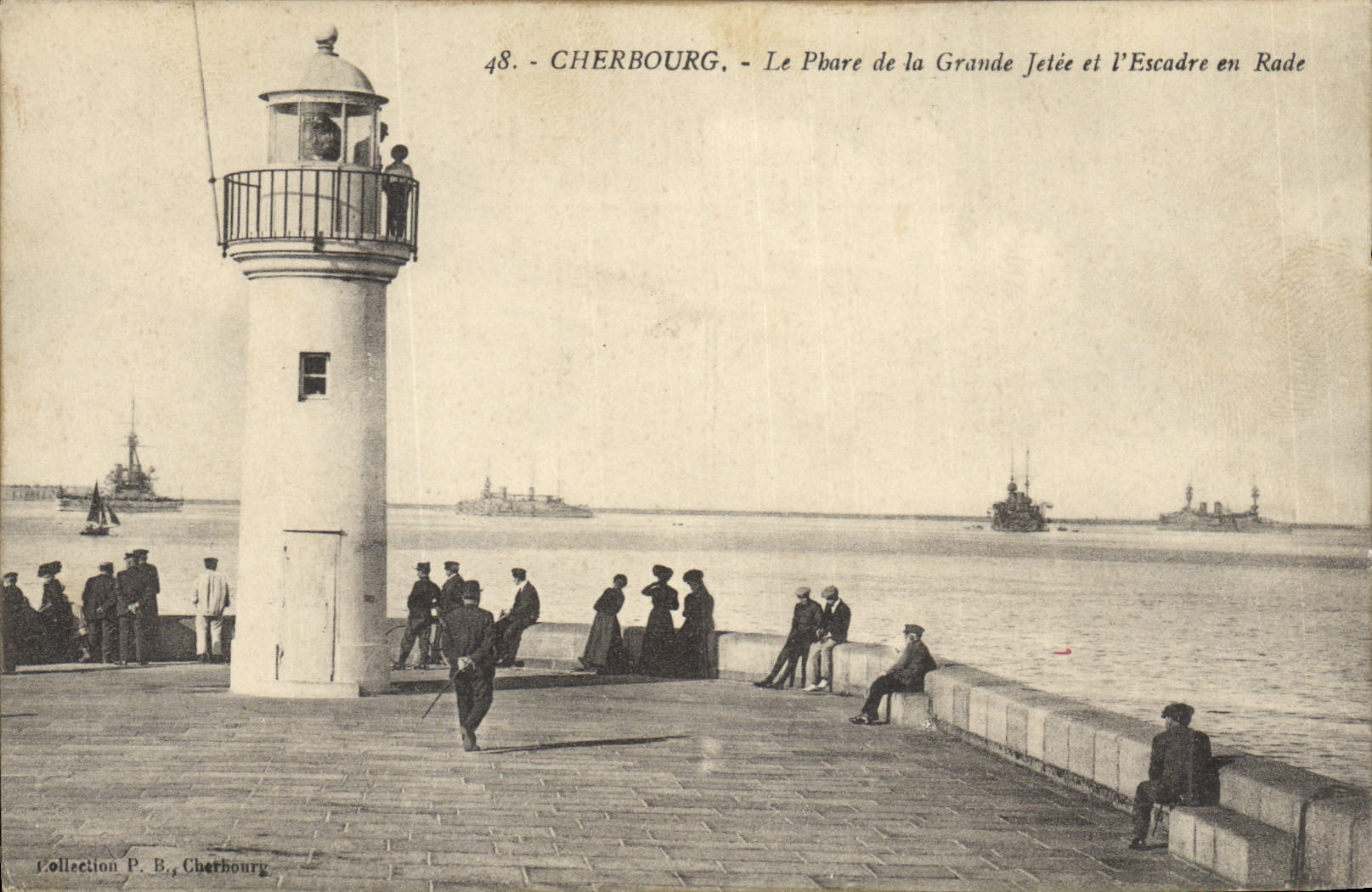 CPA Phare Cherbourg Le phare de la grande jetee et l'escadre en rade Bateaux