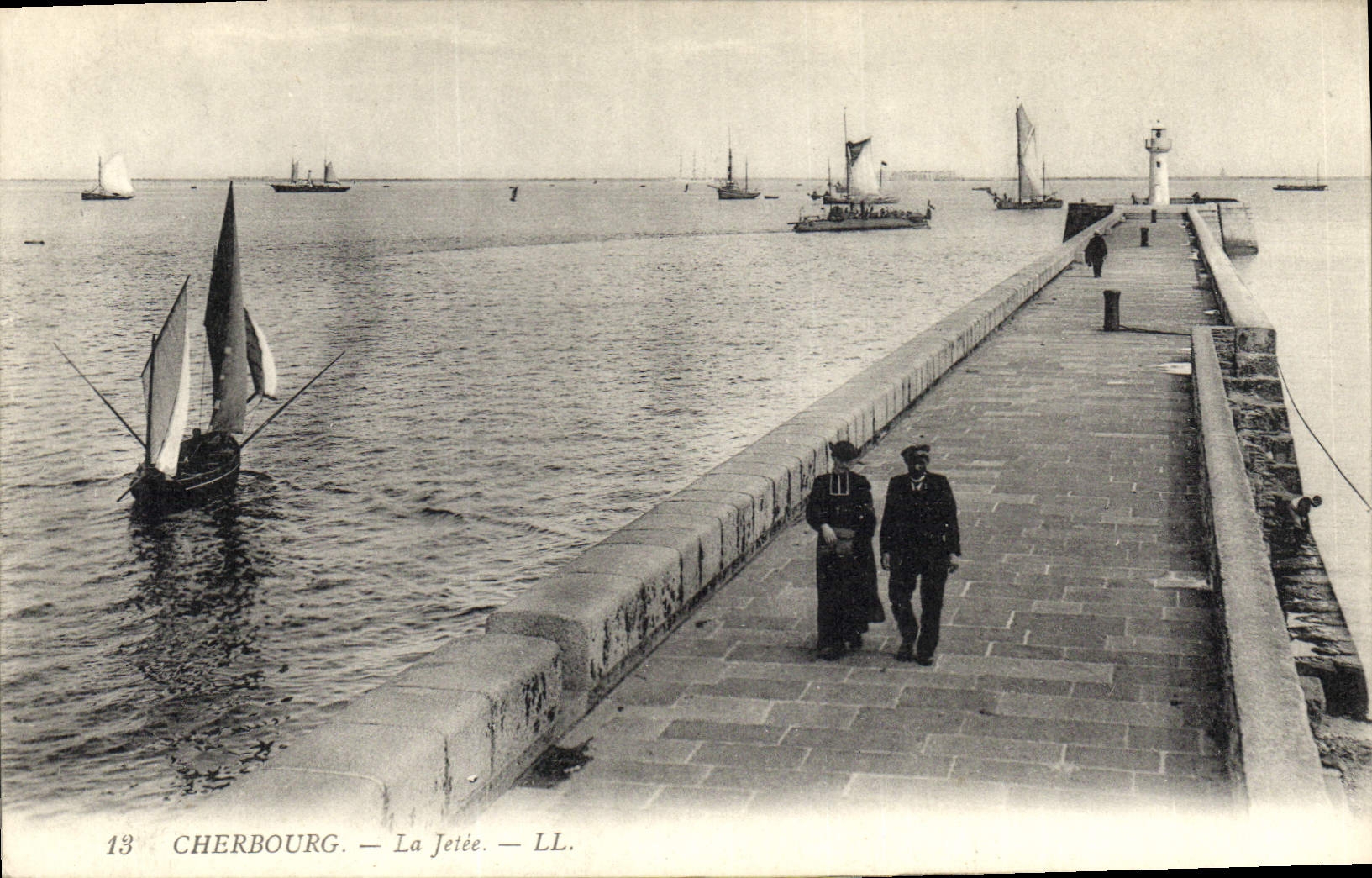 CPA Phare Cherbourg La jetee Bateaux