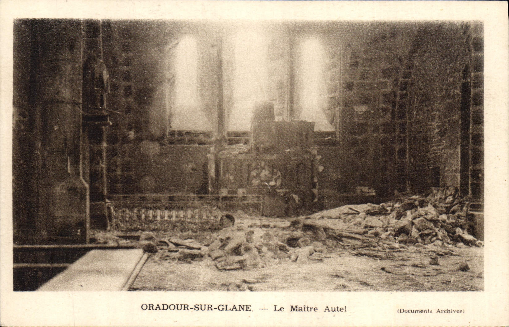 CPM Militaria Oradour sur Glane Le maitre autel