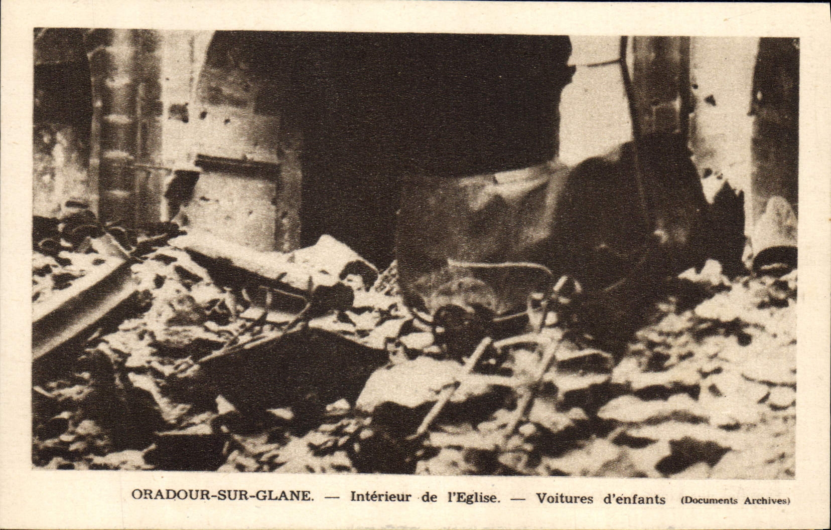 CPM Militaria Oradour sur Glane Interieur de l'eglise Voitures d'enfants