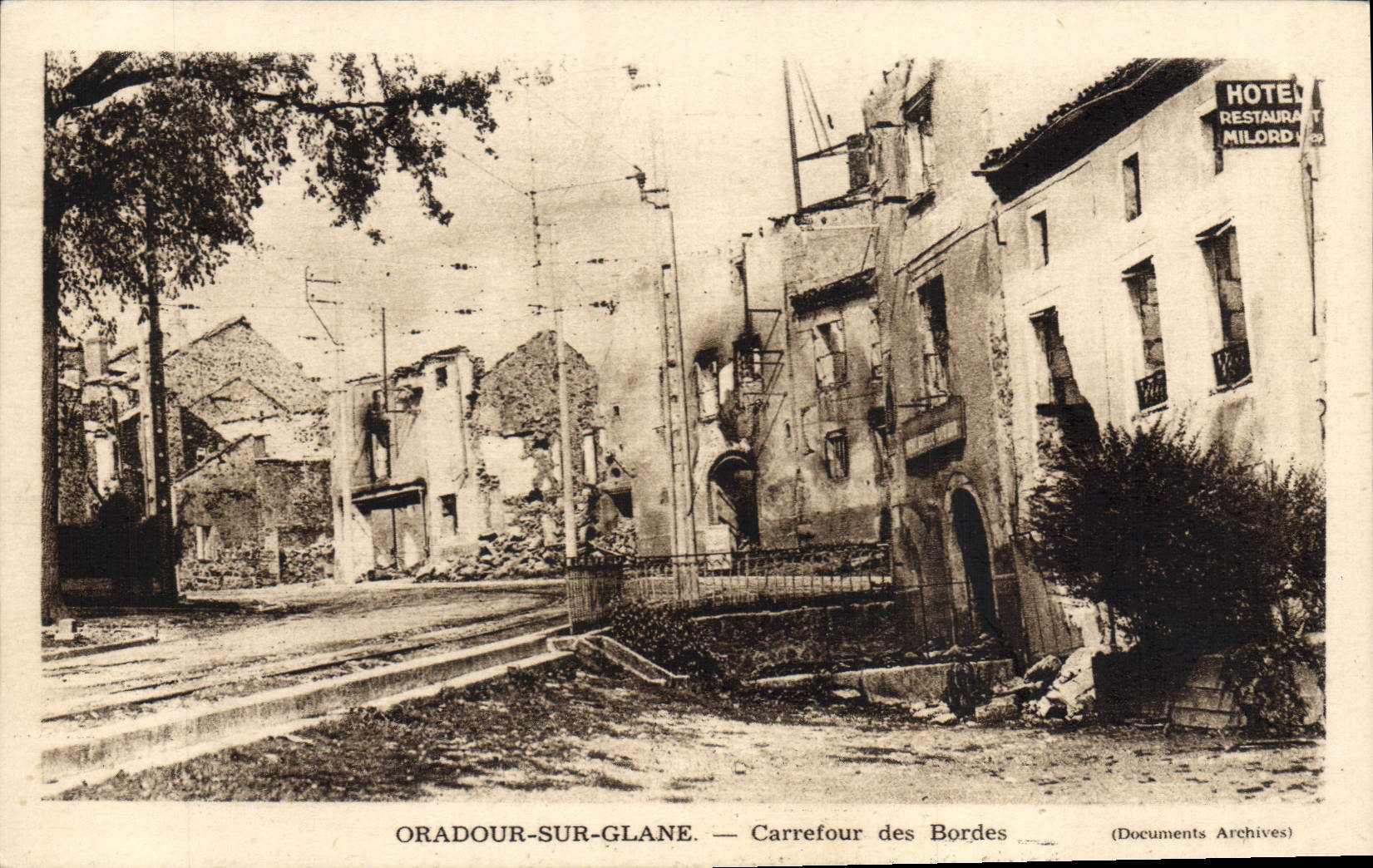 CPM Militaria Oradour sur Glane Carrefour des Bordes
