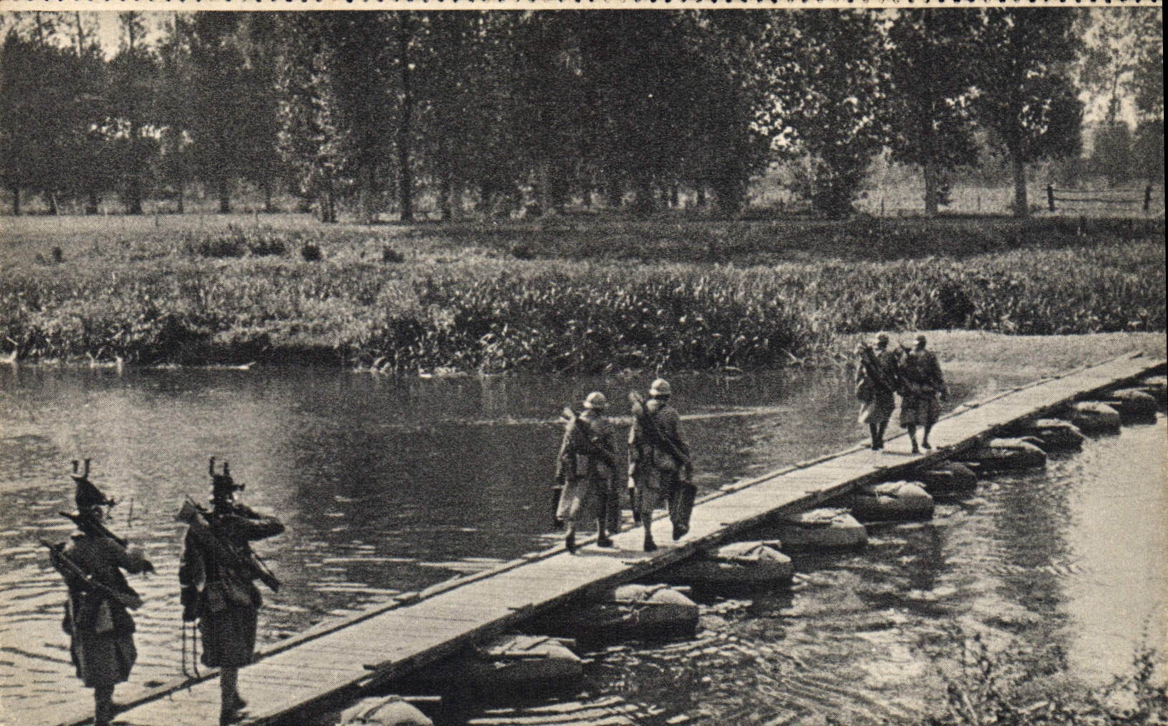 CPM Militaria Passerelle sur sacs Habert