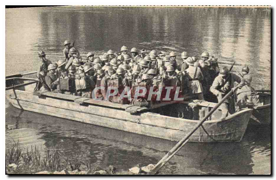 CPM Militaria Passage de riviere sur portiere