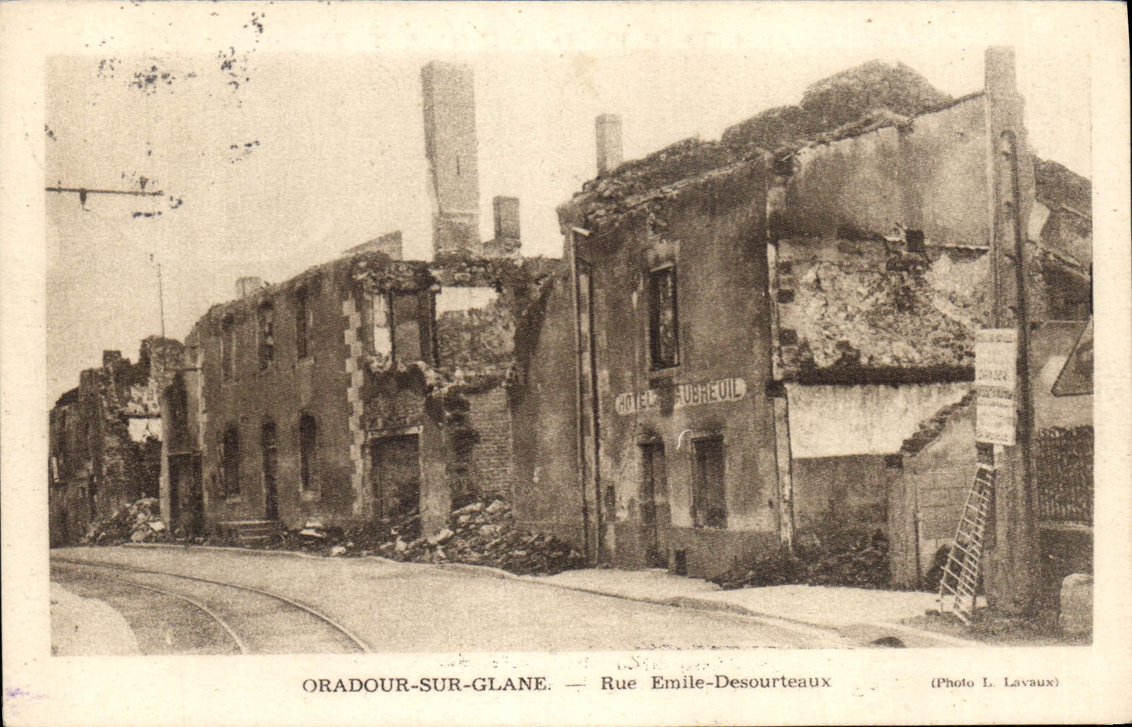CPM Militaria Oradour sur Glane Rue Emile Desourteaux