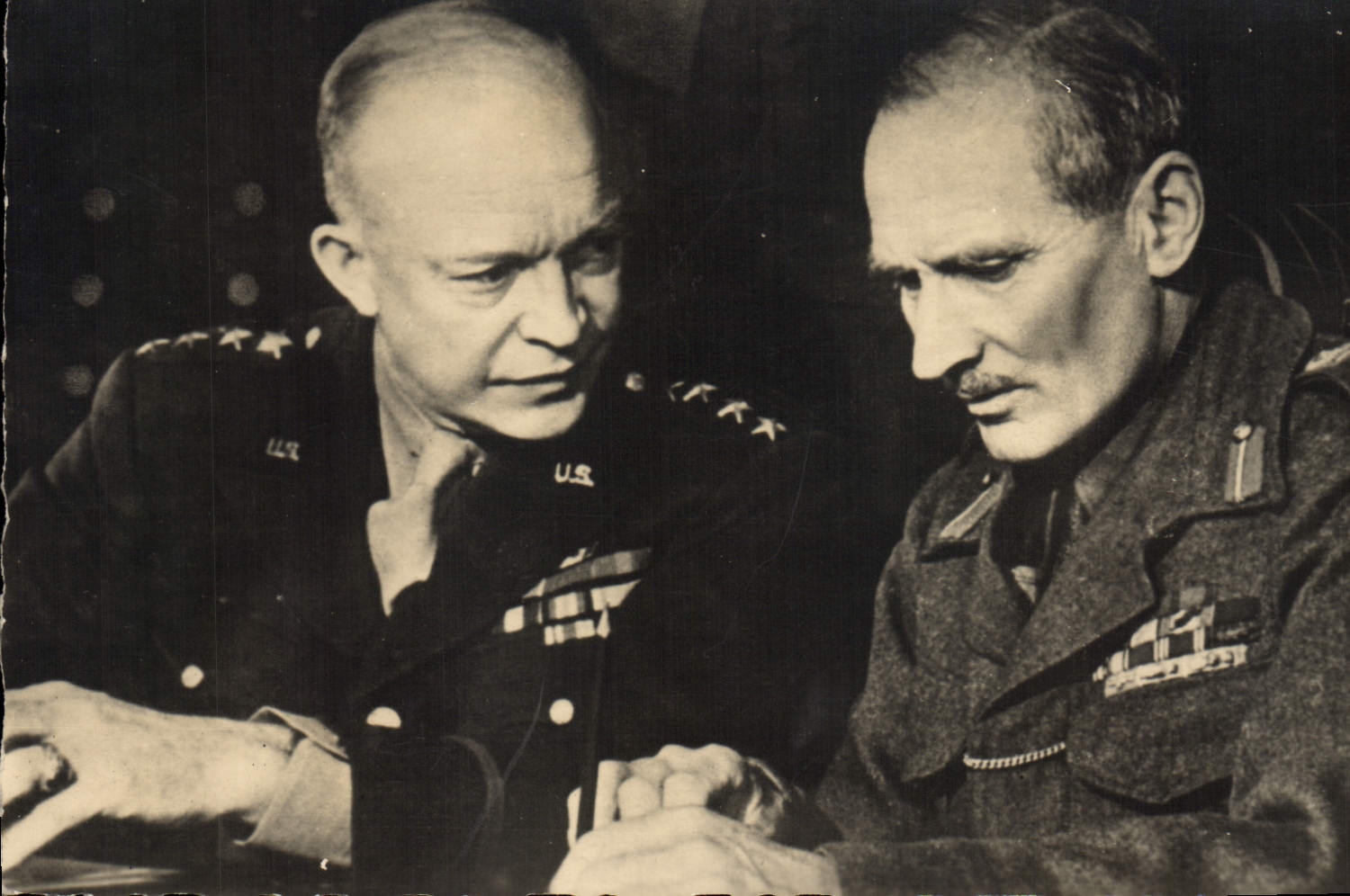 Le Maréchal Montgomery et le Général Eisenhower — Éditions O.P. - Photo-Service Information Allié