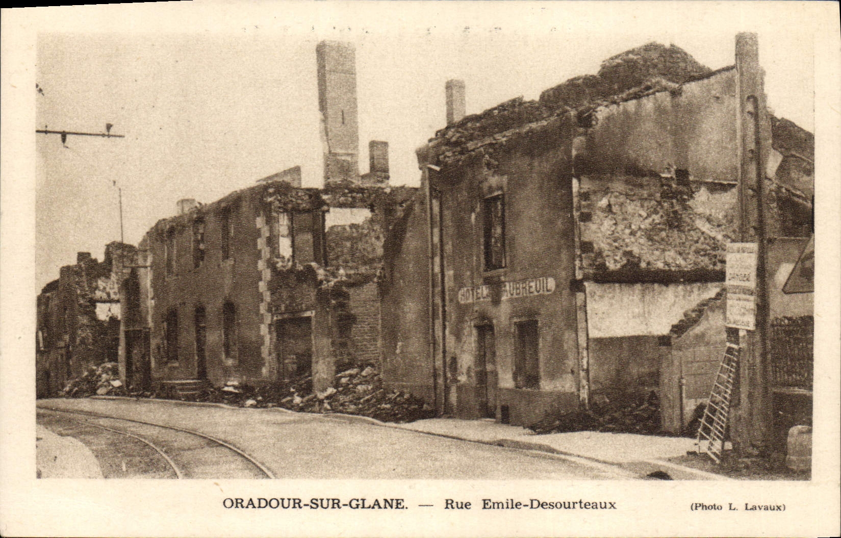 CPM Militaria Oradour sur Glane Rue Emile Desourteaux