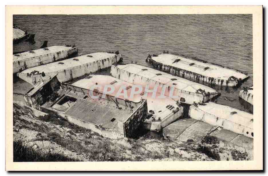 CPM Militaria Arromanches Petits bateaux flotteurs en ciment utilises pour le debarquement 