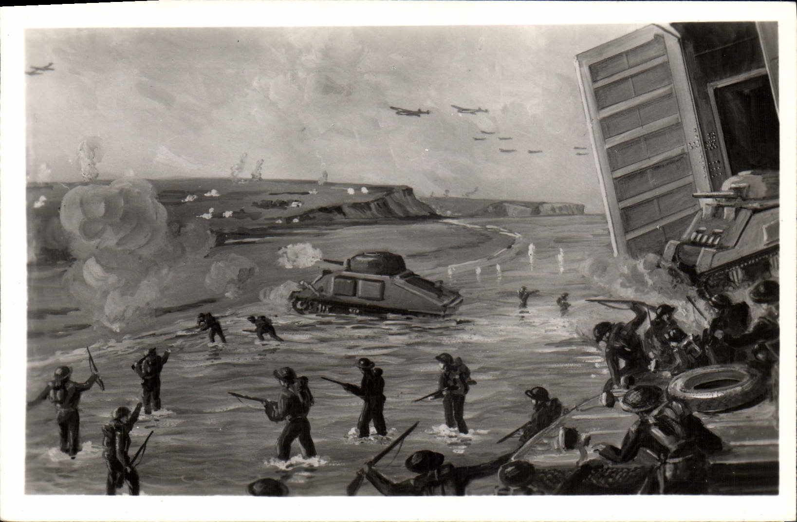 CPM Militaria Arromanches Port Winston Les premieres troupes britanniques debarquent sur la plage 6 juin 1944