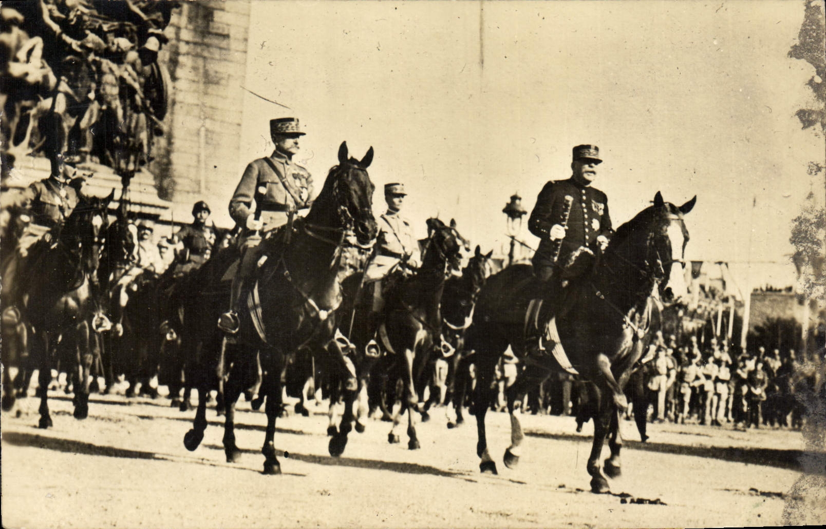 CPM Militaria Defile Arc de Triomphe Paris