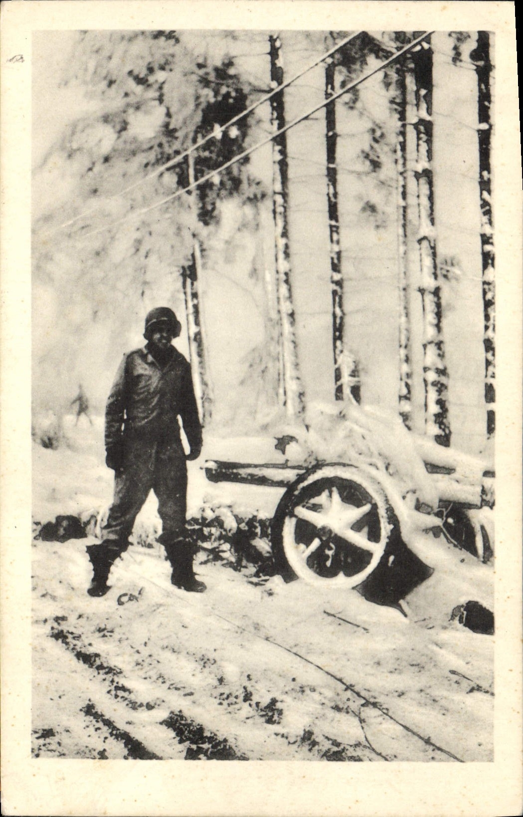 CPM Militaria Un soldat americain devant un petit canon allemand