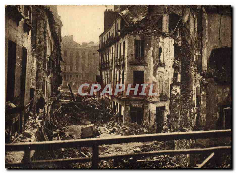 CPM Militaria Nantes apres les bombardements La rue de l'Arche Seche vers la Place Royale