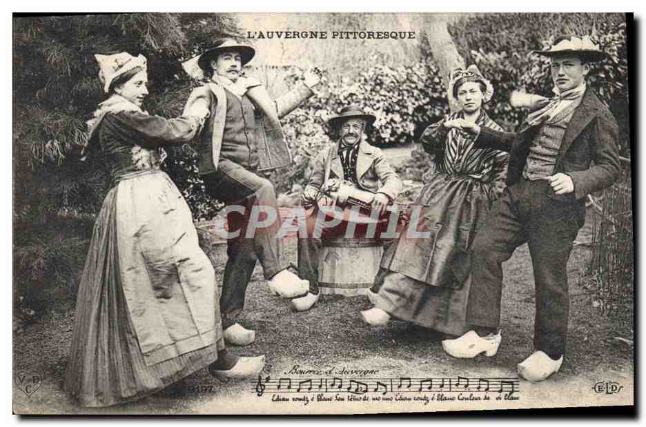 CPA Folklore Auvergne La Bourree 