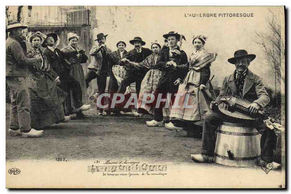 CPA Folklore Auvergne La Bourree 