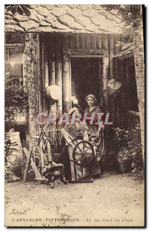 CPA Folklore Auvergne Au seuil du logis Fileuse 