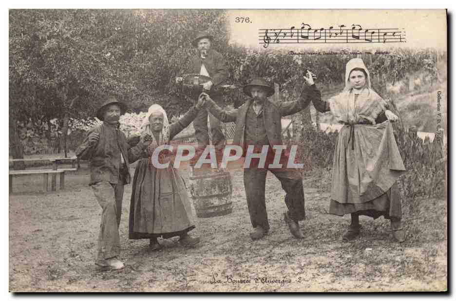 CPA Folklore Auvergne La Bourree 
