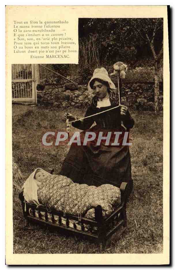 CPA Folklore Auvergne Le berceau Fileuse 