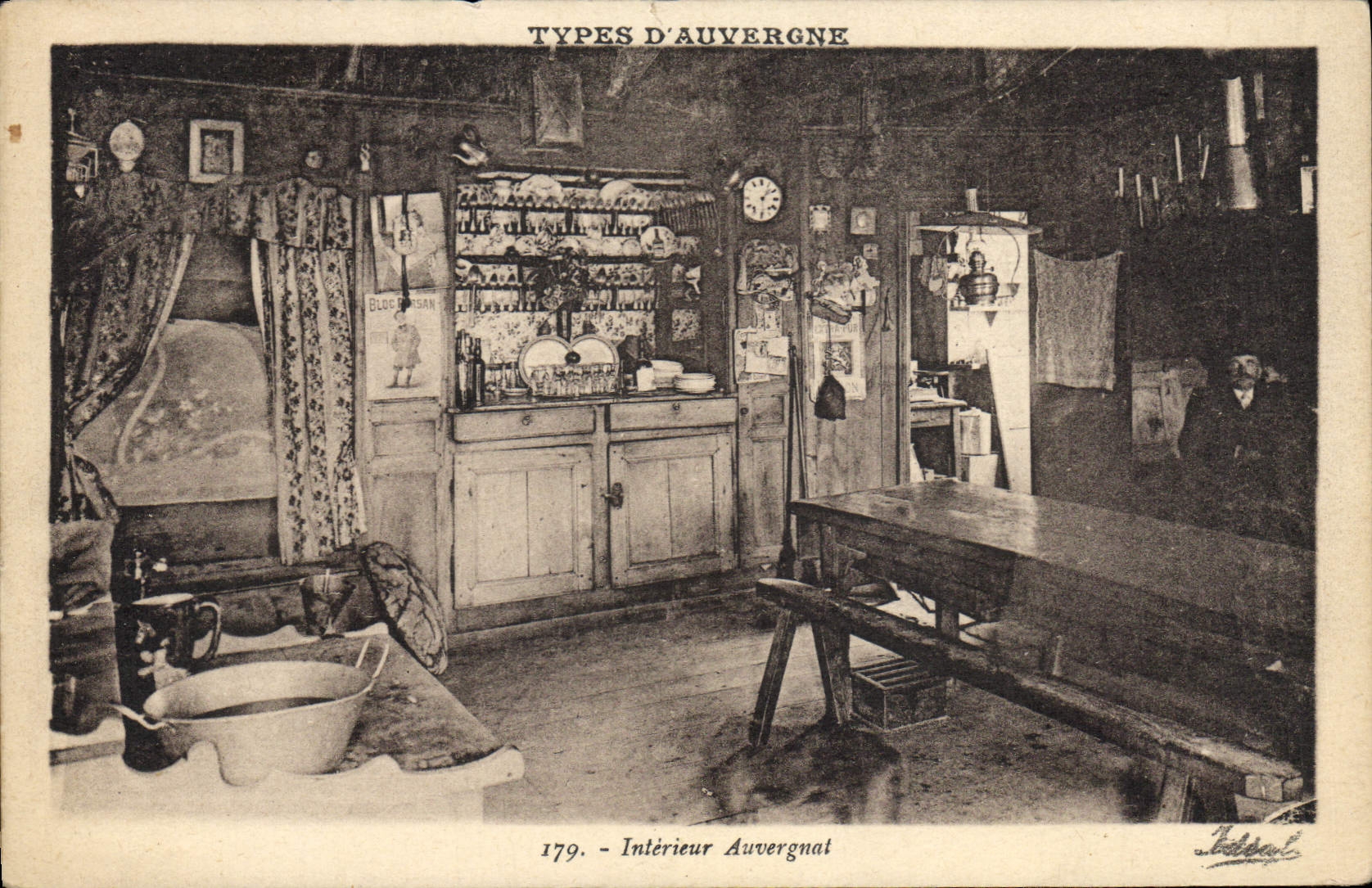 CPA Folklore Auvergne Interieur Auvergnat 
