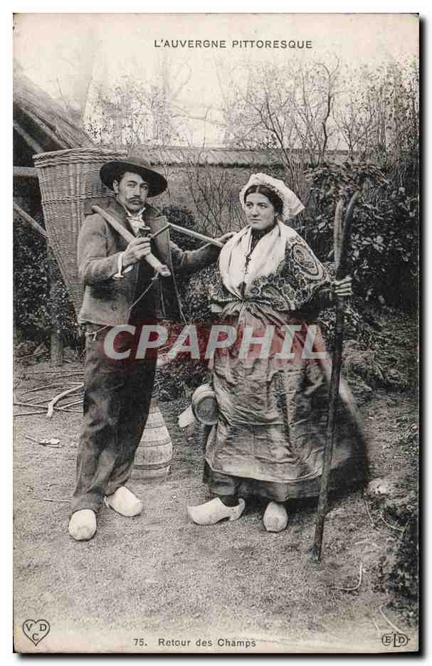 CPA Folklore Auvergne Retour des champs 
