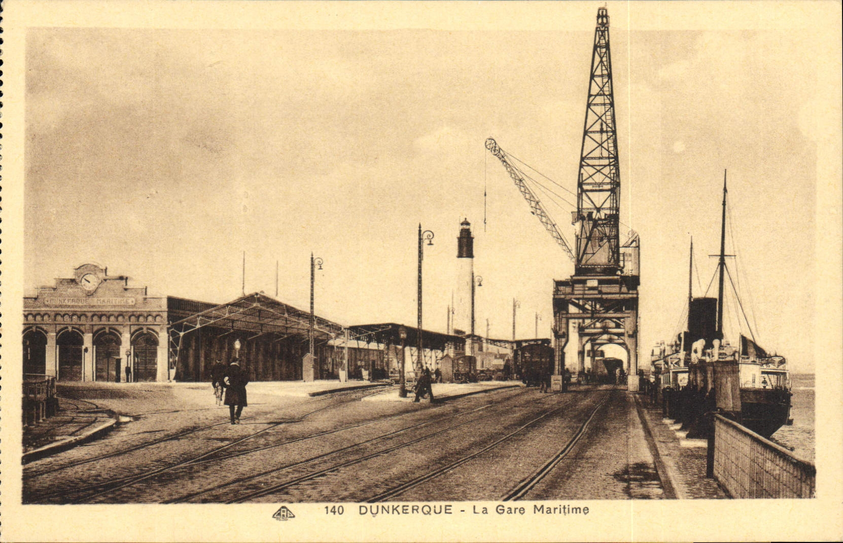 CPA Phare Dunkerque La Gare Maritime Bateau