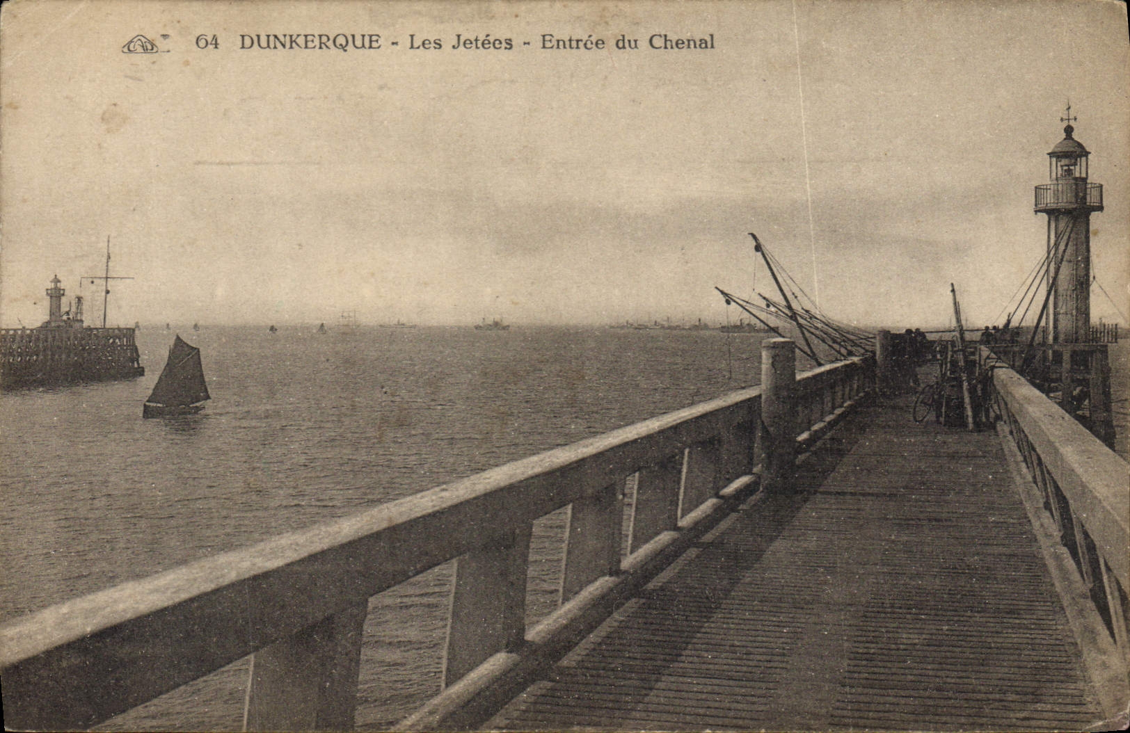 CPA Phare Dunkerque Les jetees Entree du Canal Bateau