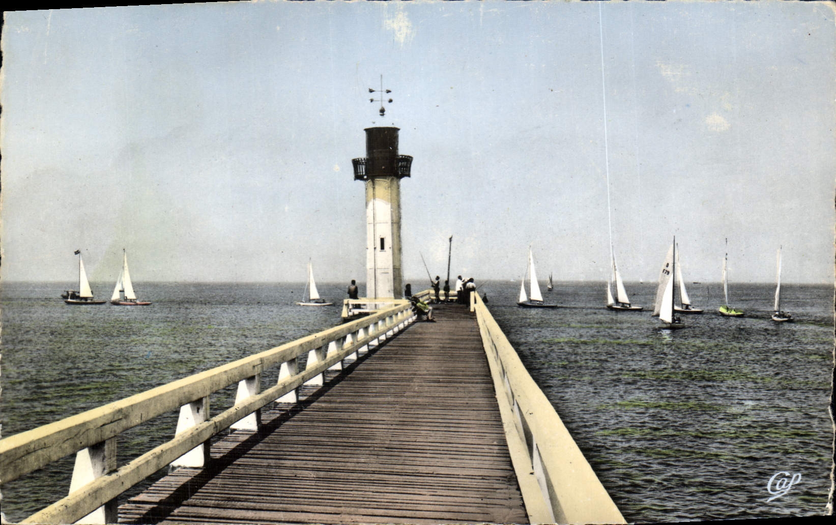 CPM Phare Deauville Trouville La jetee et les regates Bateaux