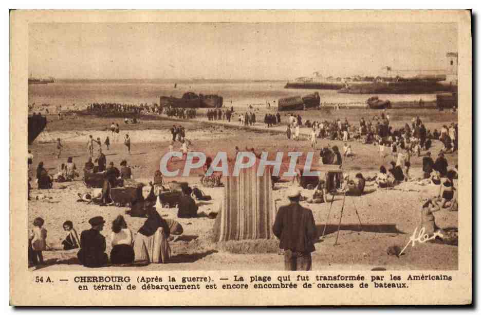 Cherbourg (Après la guerre) — La plage transformée en terrain de débarquement par les Américains, encore encombrée de carcasses de bateaux — éditeur 'Alex' n°54 A