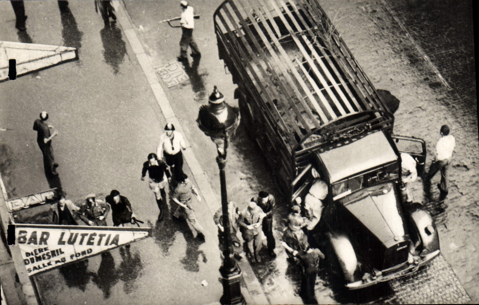 CPM Militaria Arrestation d'un camion allemand dont les occupants sont faits prisonniers
