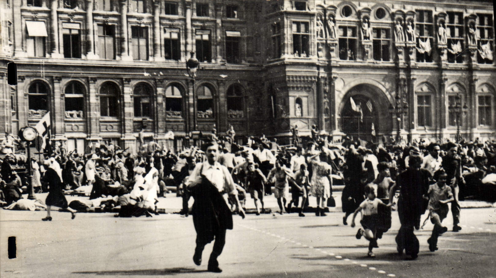 CPM Militaria 26 Aout Des traitres tirent lachement sur la foule Place de l'Hotel de Ville Paris