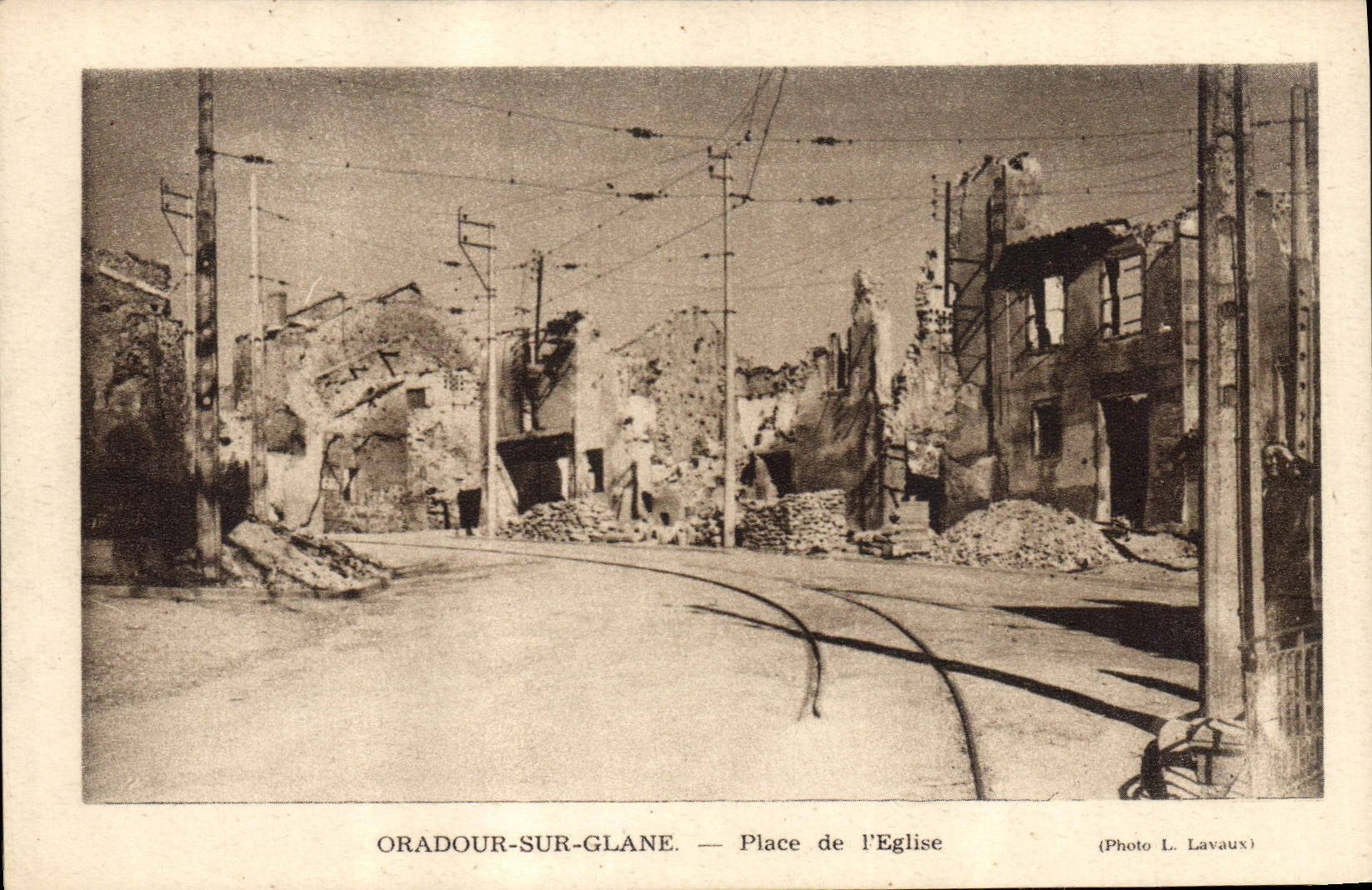 Oradour-sur-Glane — Place de l'Église — Photo L. Lavaux